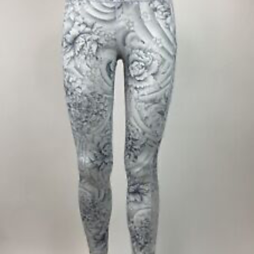 Lululemon NWT Wunder Under LR Tight Size 4